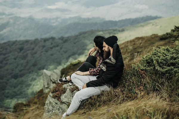 Man and girl on slope — Stockfoto