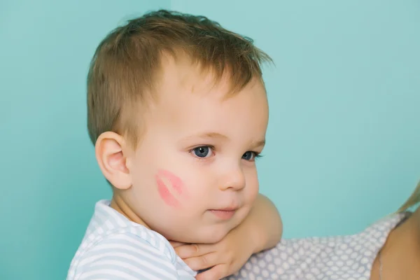 Bebê adorável com traço de beijo — Fotografia de Stock