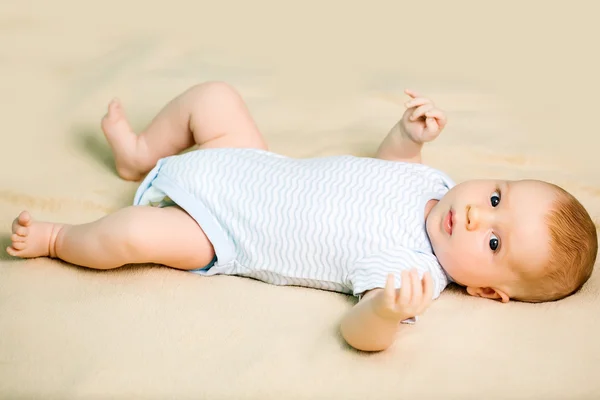 Söt baby boy i Sparkdräkt — Stockfoto