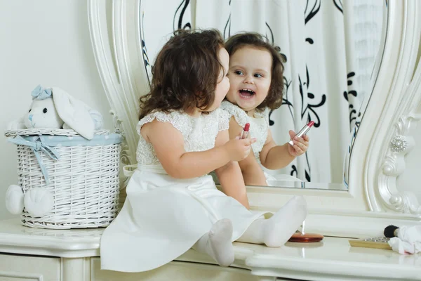 Adorabile bambina davanti allo specchio — Foto Stock
