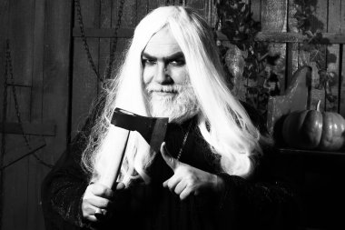 Baltalı kızgın cadı