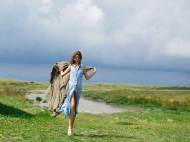 Battaniye ile güzel kız