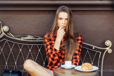 Seksi kız parmak yalıyor