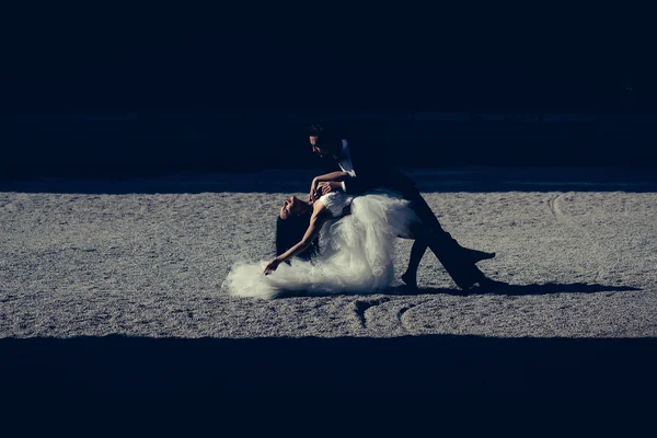 Свадебная сексуальная пара танцует солнечно на открытом воздухе — стоковое фото