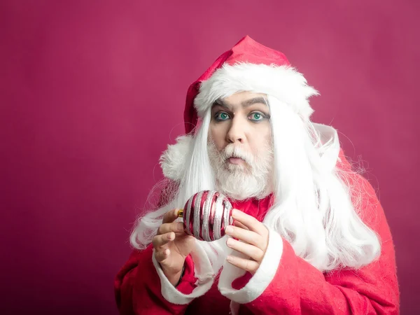 Sérieux homme de Noël avec boule décorative — Photo