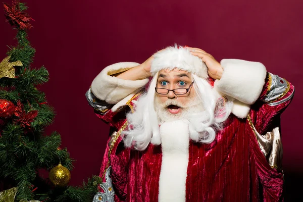 Babbo Natale prende testa in mano — Foto Stock