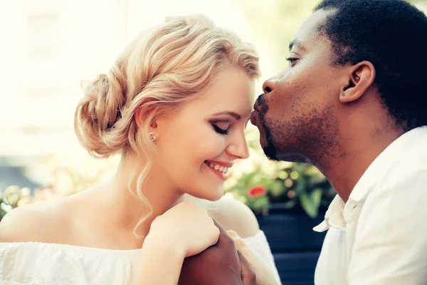 Schöner Mann küsst hübsches Mädchen — Stockfoto