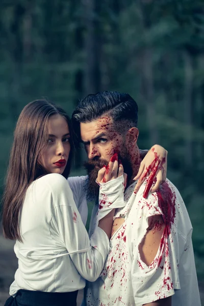 血でハロウィーンのカップル — ストック写真