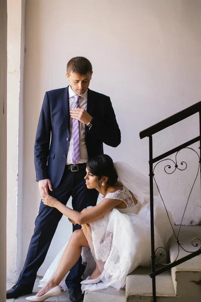 Noiva segura a mão do noivo — Fotografia de Stock