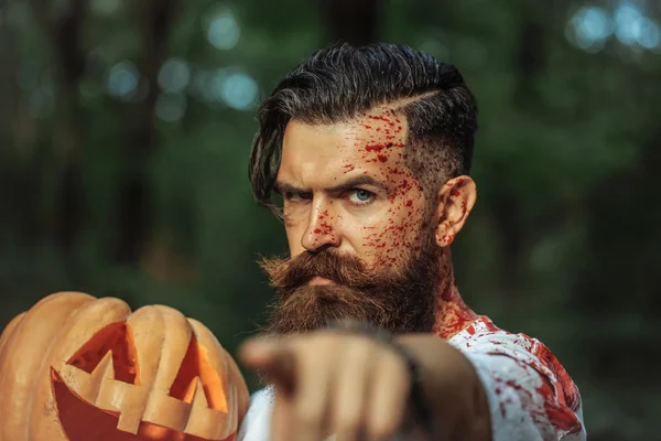 Хэллоуин мужчина с тыквой и кровью — стоковое фото