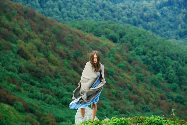 Pretty girl on green mountains — Stock Photo, Image