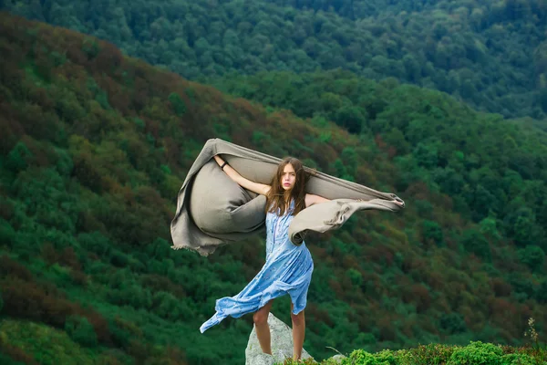 漂亮的女孩，在绿山 — 图库照片