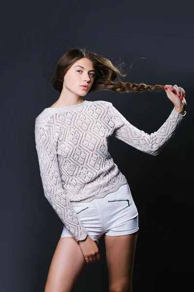 Σέξι νεαρή κοπέλα σε λευκό πουλόβερ και σορτς — Φωτογραφία Αρχείου