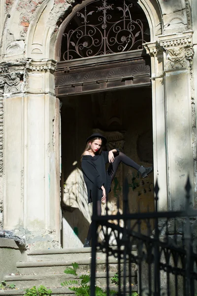 Femme à la mode près de vieux bâtiment — Photo