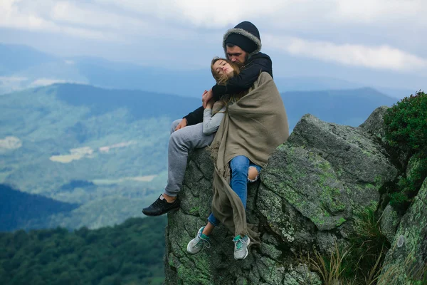 Yakışıklı adam hugs güzel kız — Stok fotoğraf