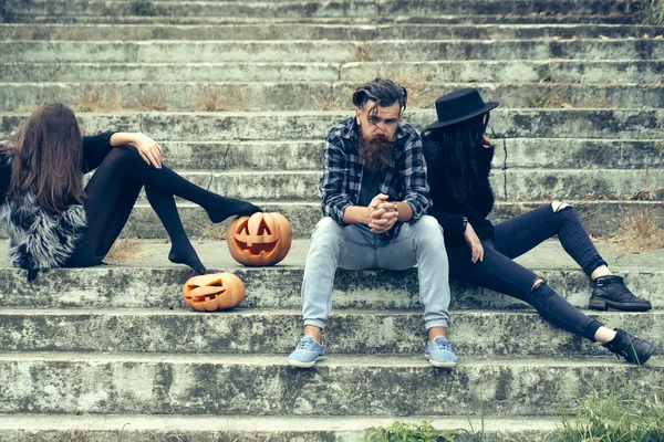 Halloween homme et filles avec citrouille — Photo