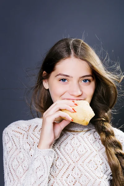 Sexy young girl eating bread roll — Stock Photo, Image