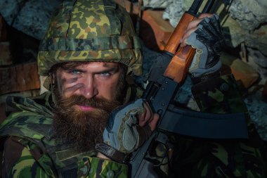 Kızgın yüzlü asker.