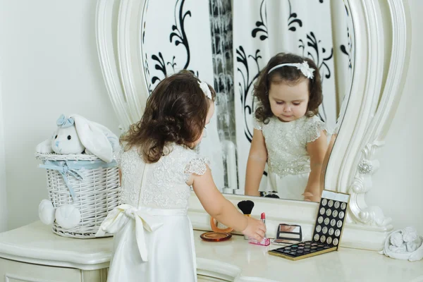 Adorável menina na frente do espelho — Fotografia de Stock