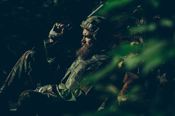 Junger Soldat mit Waffe — Stockfoto