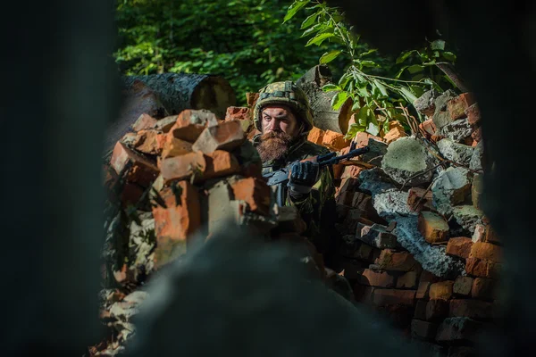 Joven soldado con arma — Foto de Stock