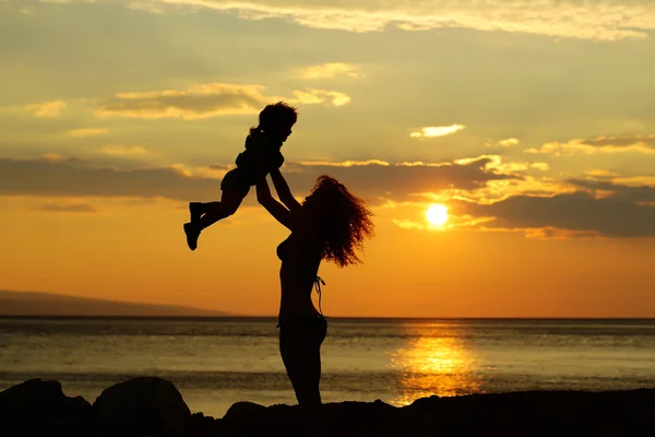 Mãe e filho na praia — Fotografia de Stock