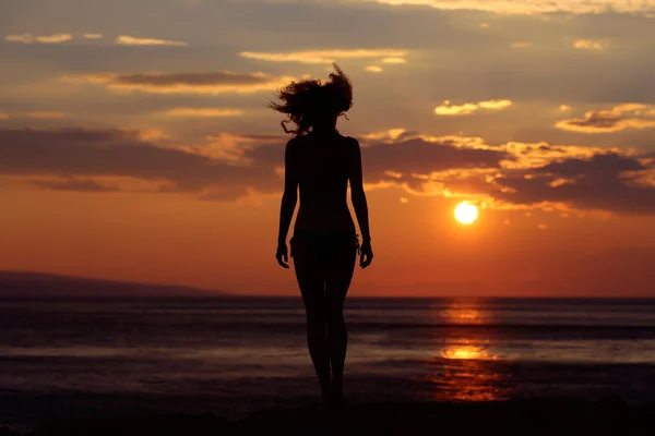 Woman silhouette in sunset beach — Stock Photo, Image