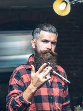 Makasla sakallı adam