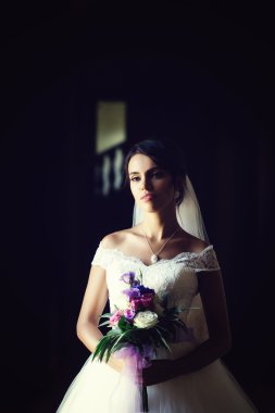 Güzel Gelin çiçek buketi ile