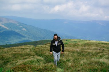 Adam dağın tepesinde yürür