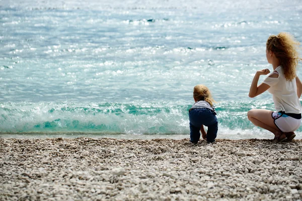 Moeder en zoon op strand — Stockfoto