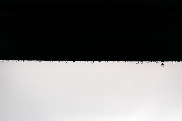 Gotas de agua gotean desde el techo —  Fotos de Stock