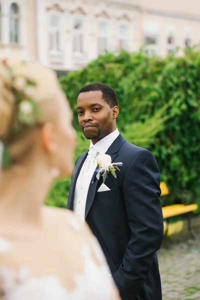 Groom olha para a bela noiva — Fotografia de Stock