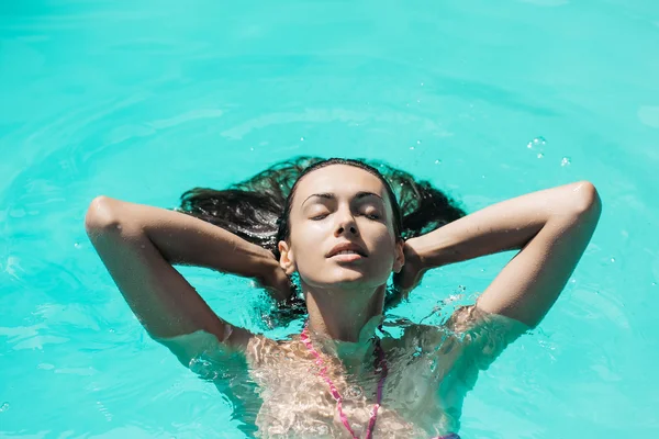 Mujer bastante sexy en la piscina —  Fotos de Stock