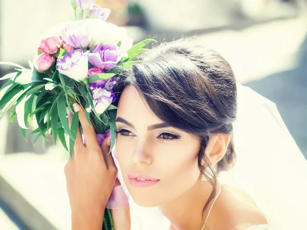Noiva bonita com buquê de flores — Fotografia de Stock