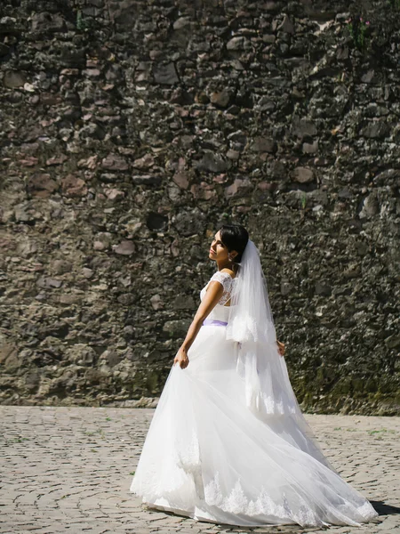 Linda noiva em vestido branco — Fotografia de Stock