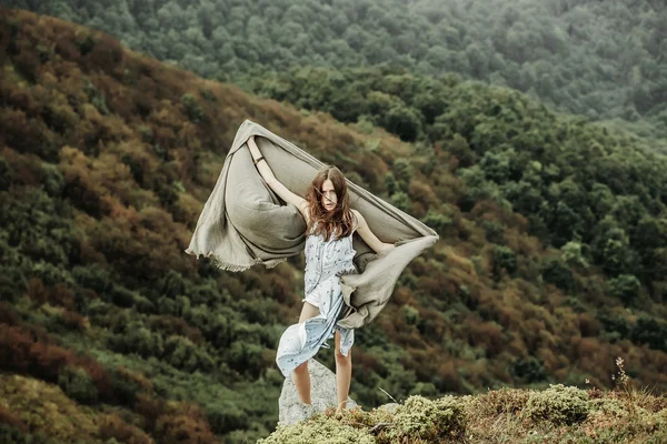 Menina bonita em montanhas verdes — Fotografia de Stock