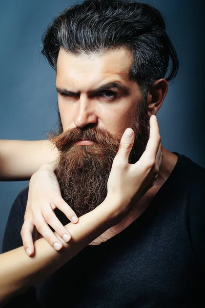 Női kéz érintés hosszú szakállal — Stock Fotó