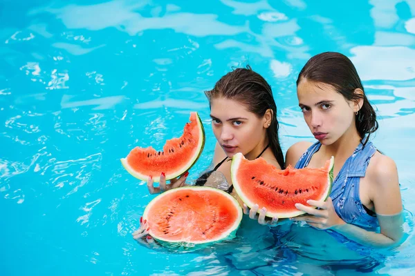 Женщины с арбузом в бассейне — стоковое фото