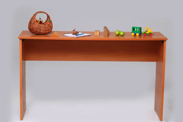 Школьный стол с канцелярскими принадлежностями — стоковое фото