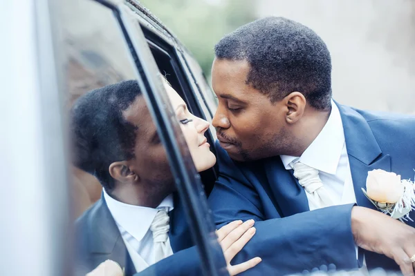 Happy newlyweds kiss — Stock Photo, Image