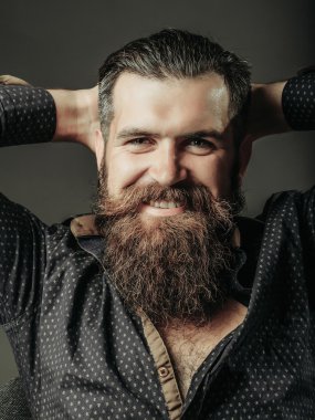 Sakallı yakışıklı gülümseyen adam