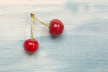 ahşap masa üzerinde kırmızı kiraz