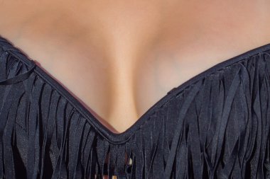 Seksi göğüs arası ile kadın meme