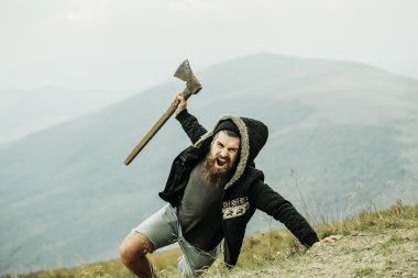 Acımasız adam oduncu balta ile