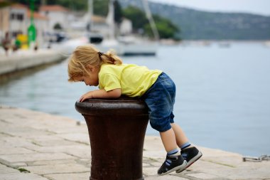 Çocuk bitt üzerinde tırmanıyor