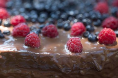 Taze çilek ile lezzetli kek