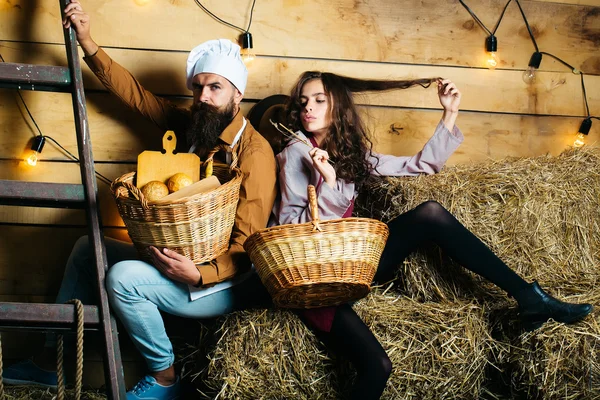 Koch und Mädchen kochen — Stockfoto