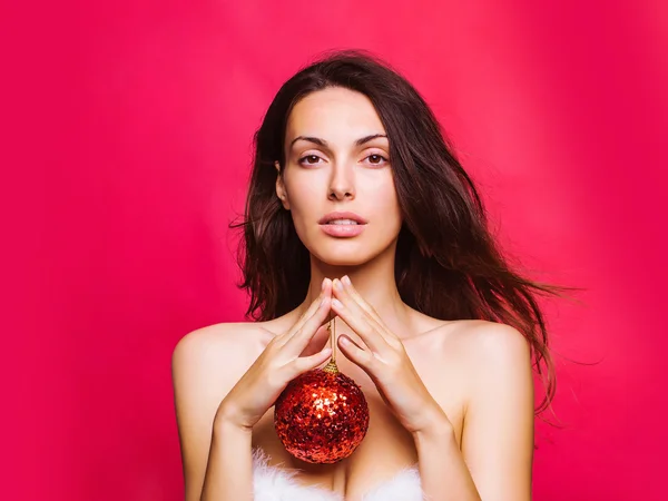 Dekoratif topu ile Noel çok seksi kız — Stok fotoğraf