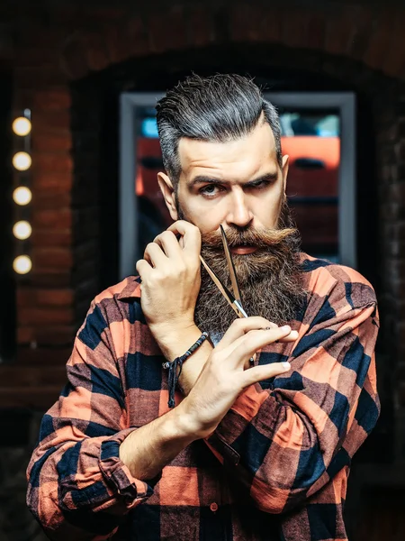 Bearded man with scissors — Stock Photo, Image